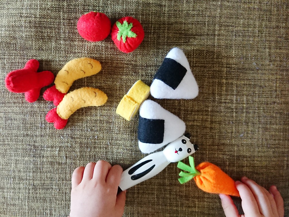 フェルトで作った食べ物で遊ぶ子供