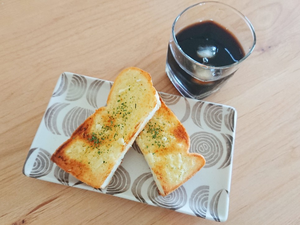 f:id:oomametomame:20190603110127j:plain コーヒーとガーリックトースト