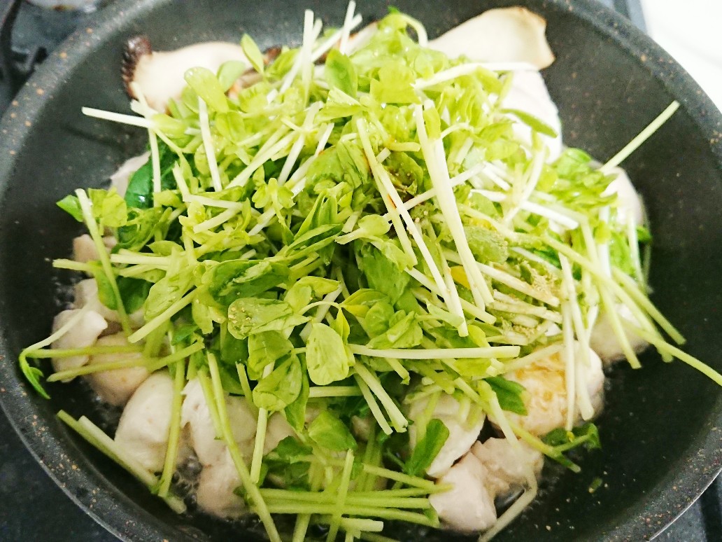 ささみと野菜をフライパンで炒め中