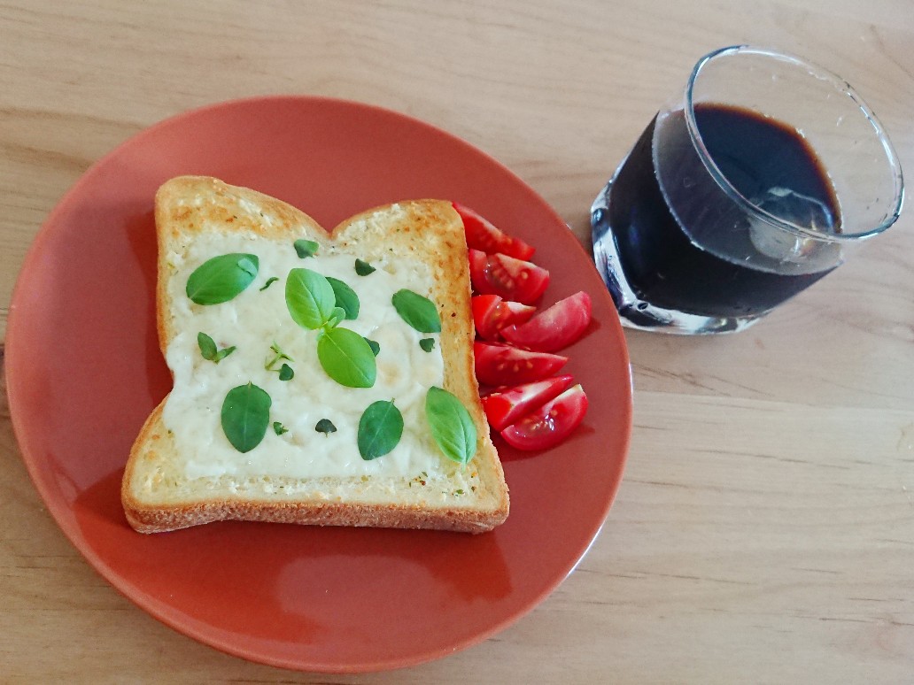 f:id:oomametomame:20190610232905j:plain コーヒーとバジルチーズトースト