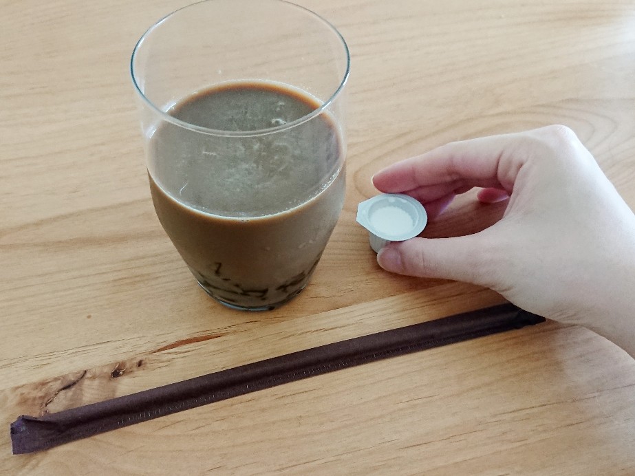 コーヒーゼリー入りコーヒーにミルクを入れる