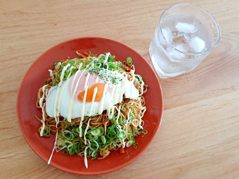 半熟卵が乗った焼きそばと水