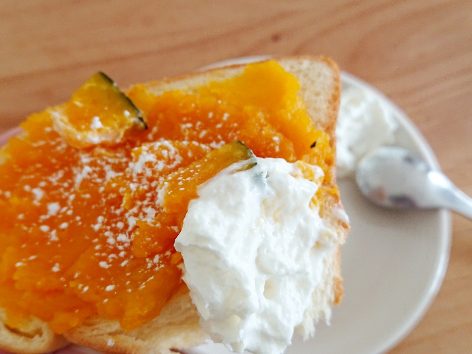 f:id:oomametomame:20190620221809j:plain かぼちゃトーストに生クリーム