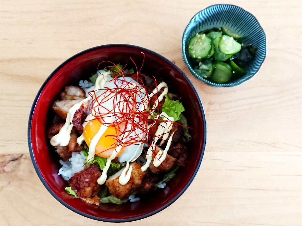 からたま丼ときゅうりの酢の物