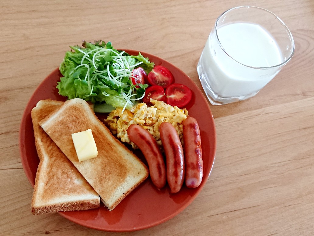 f:id:oomametomame:20190622215311j:plain トーストとエッグウインナー