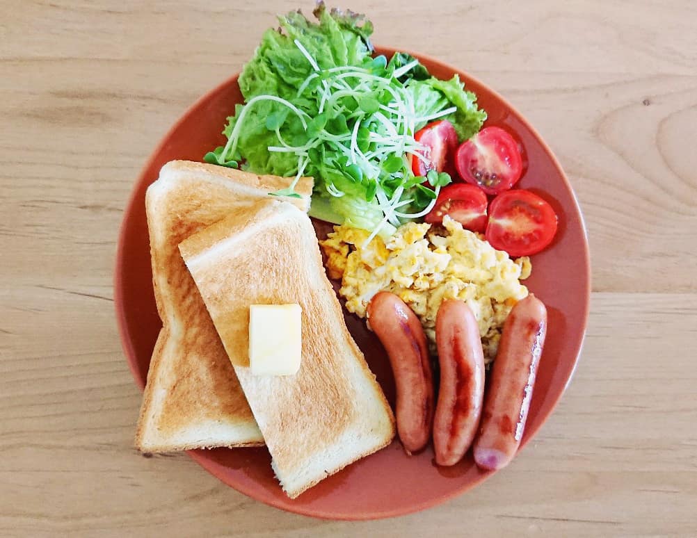 f:id:oomametomame:20190622215350j:plain トーストとエッグウインナー