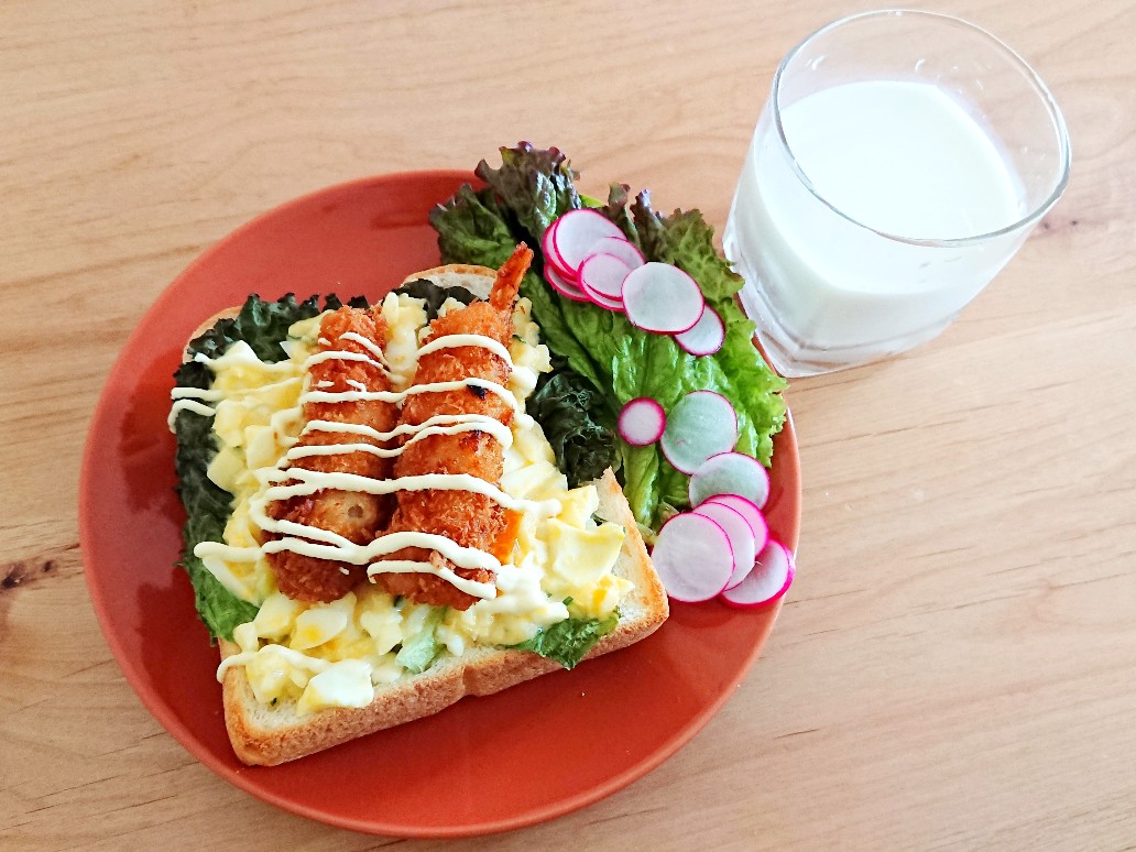 f:id:oomametomame:20190623214650j:plain 牛乳とエビフライトースト