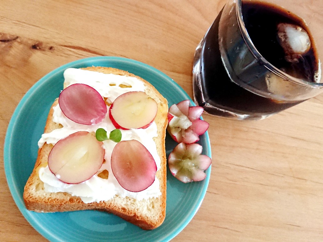 f:id:oomametomame:20190625223907j:plain コーヒーとぶどうトースト