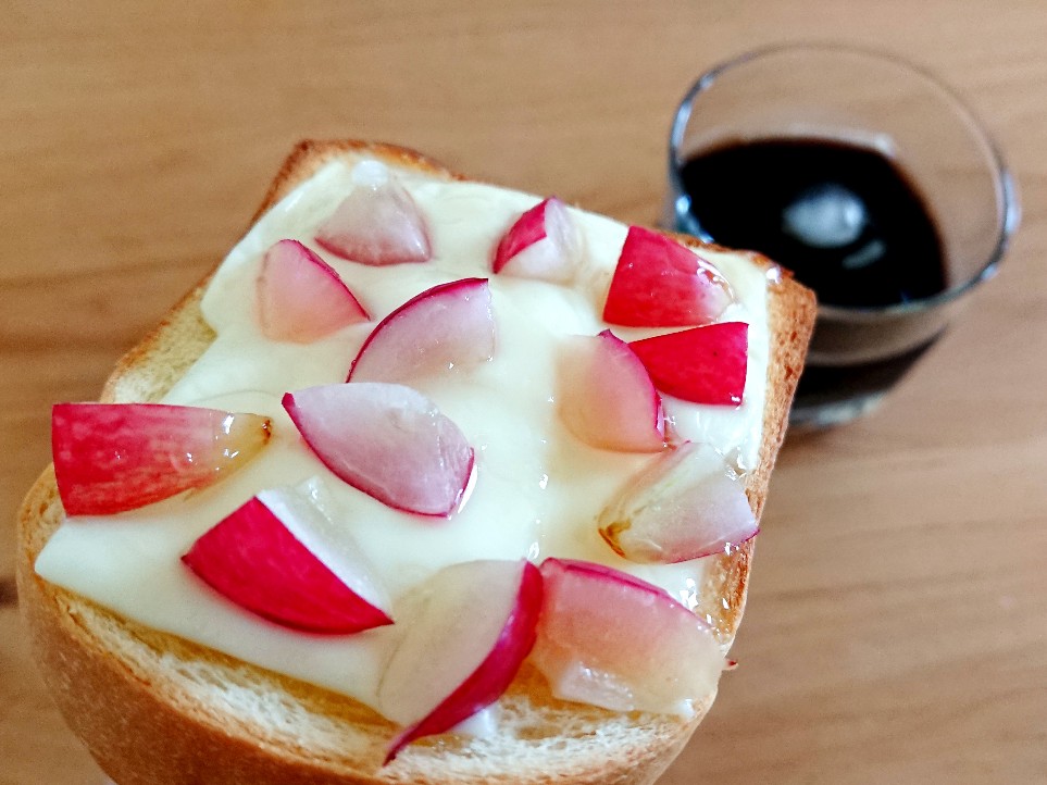 f:id:oomametomame:20190625223935j:plain モッツァレラチーズとぶどうのトースト