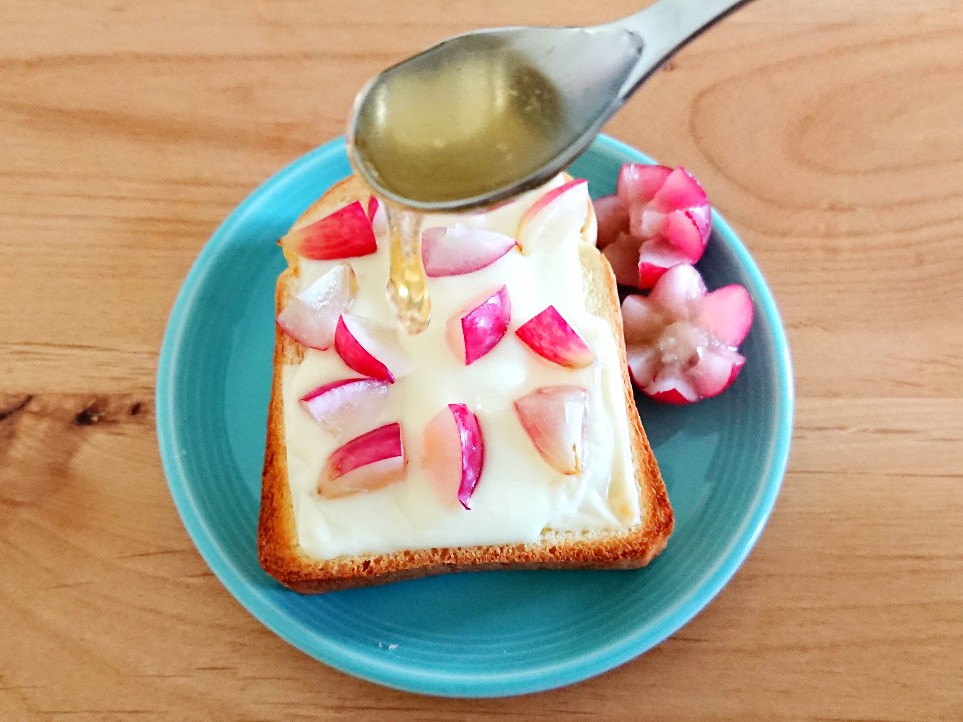 f:id:oomametomame:20190625223958j:plain モッツァレラチーズとぶどうのトーストにはちみつをかけている