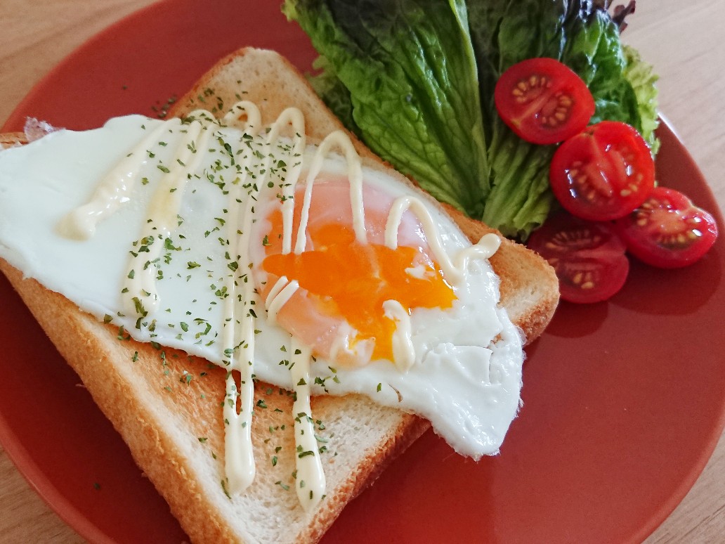 目玉焼きがのったトーストとサラダ