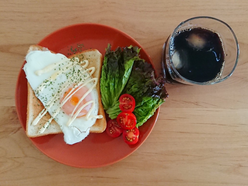 コーヒーと目玉焼きトースト