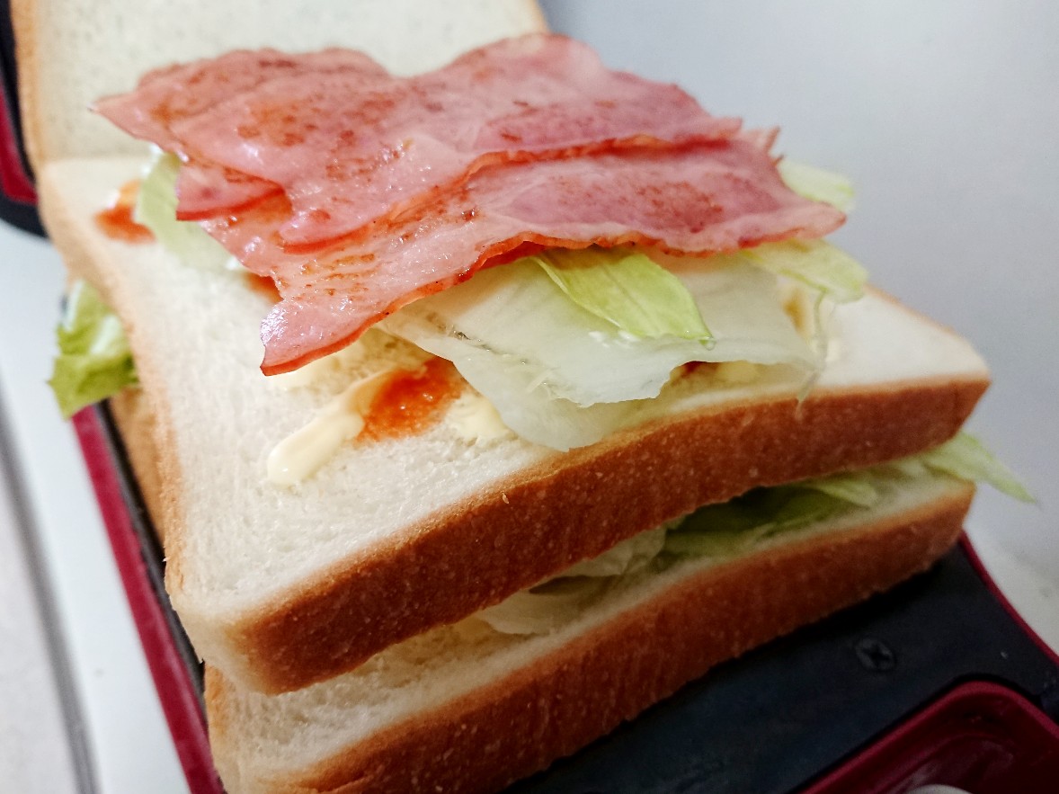 f:id:oomametomame:20190712145414j:plain 食パンの上にレタスとベーコン