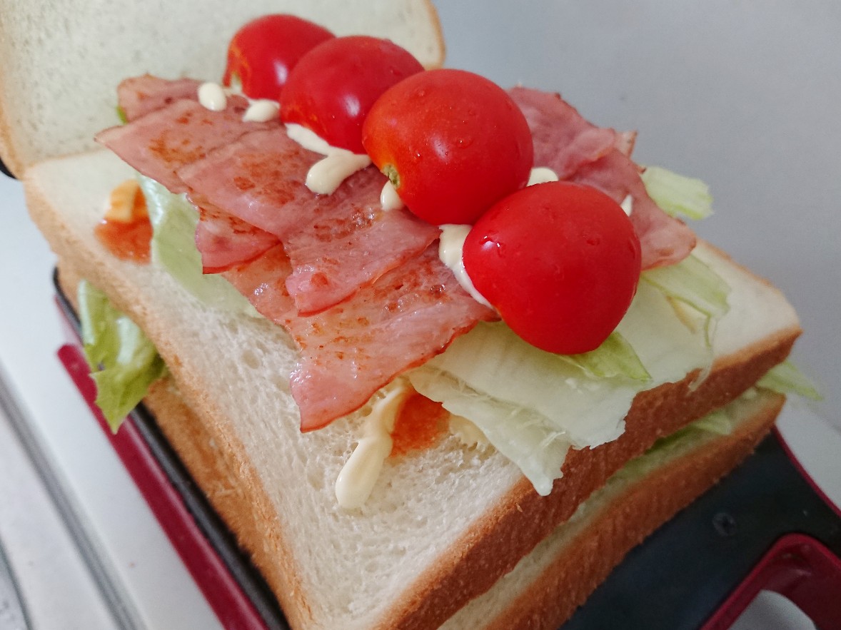 f:id:oomametomame:20190712145440j:plain レタス、ベーコンの上にマヨネーズとトマト