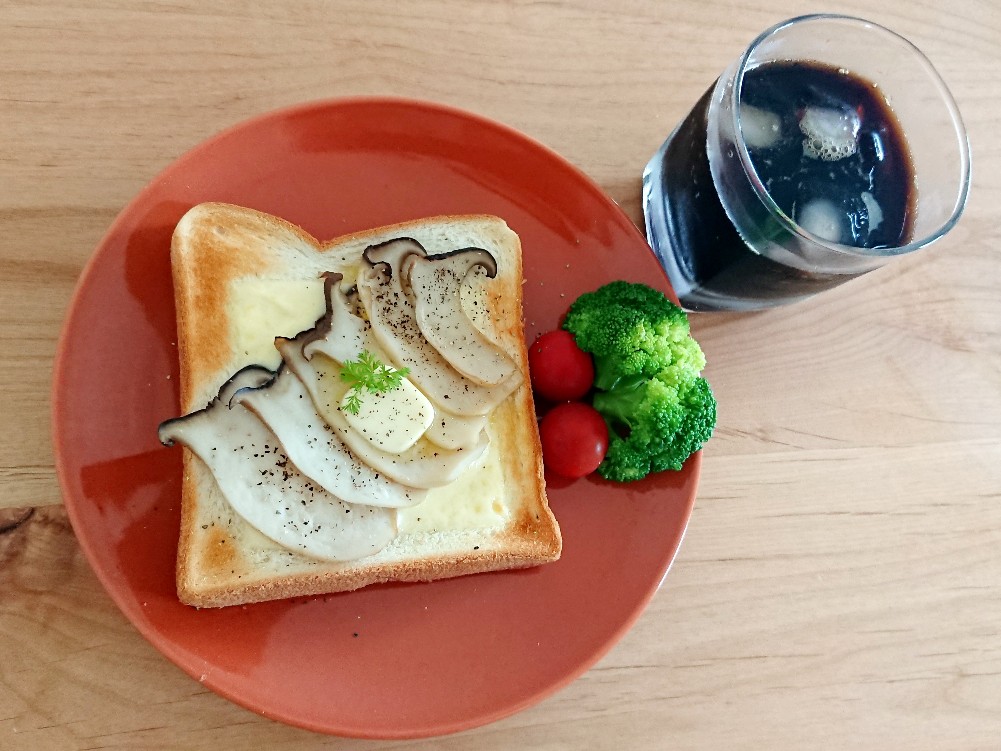 f:id:oomametomame:20190713131632j:plain コーヒーとエリンギバタートースト