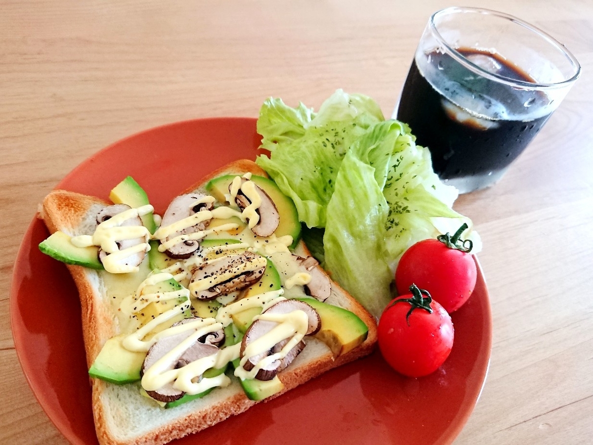 f:id:oomametomame:20190713155902j:plain コーヒーとアボカドマッシュルームトースト
