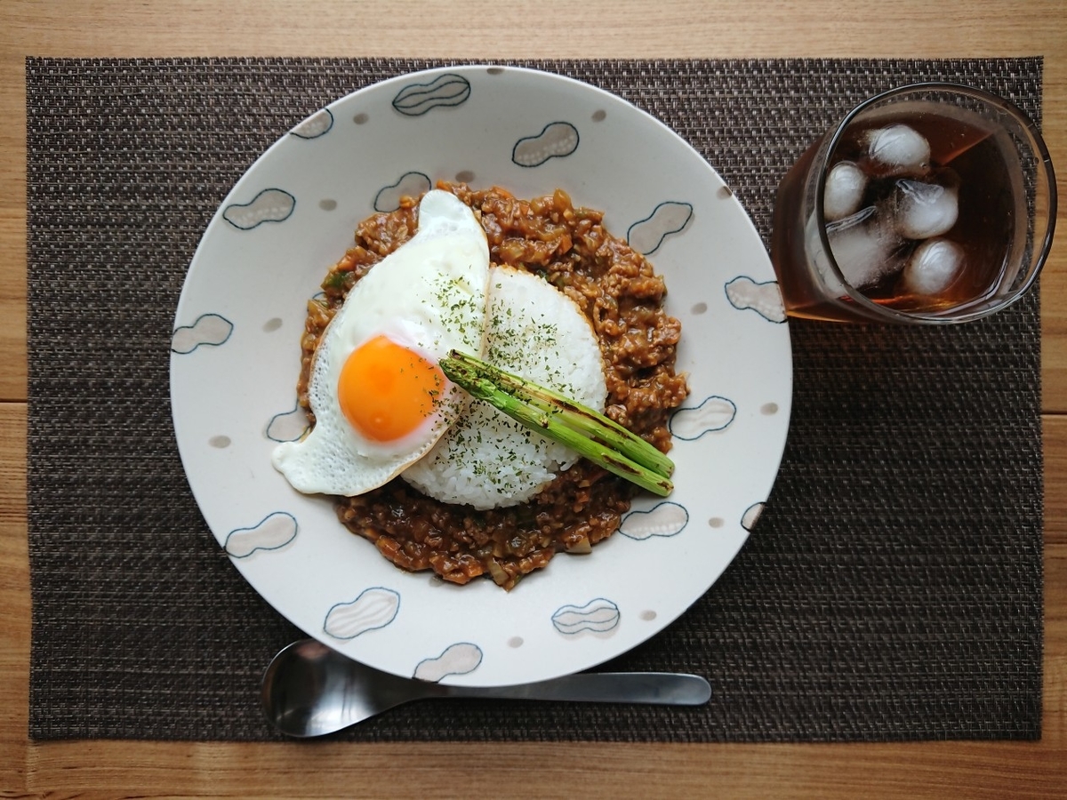 目玉焼きとアスパラがのったキーマカレー