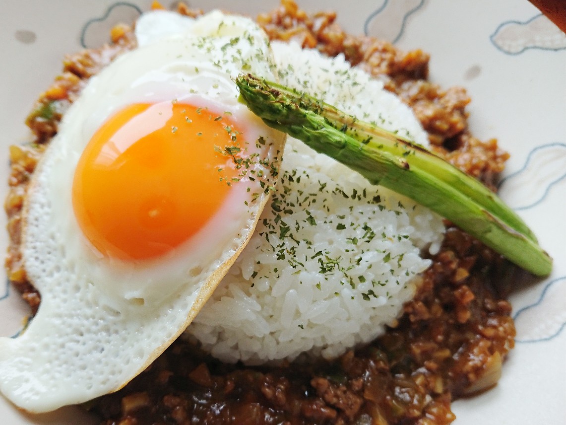 目玉焼きとアスパラがのったキーマカレー