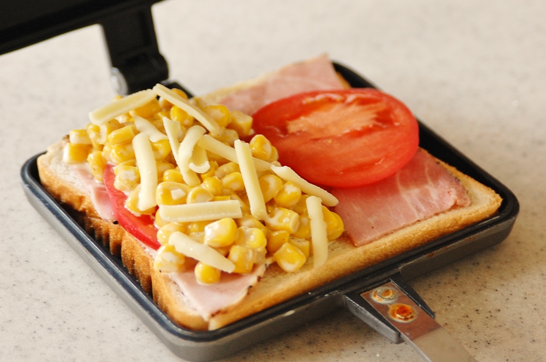 f:id:oomametomame:20190802234305j:plain パンの上に色とりどりの野菜