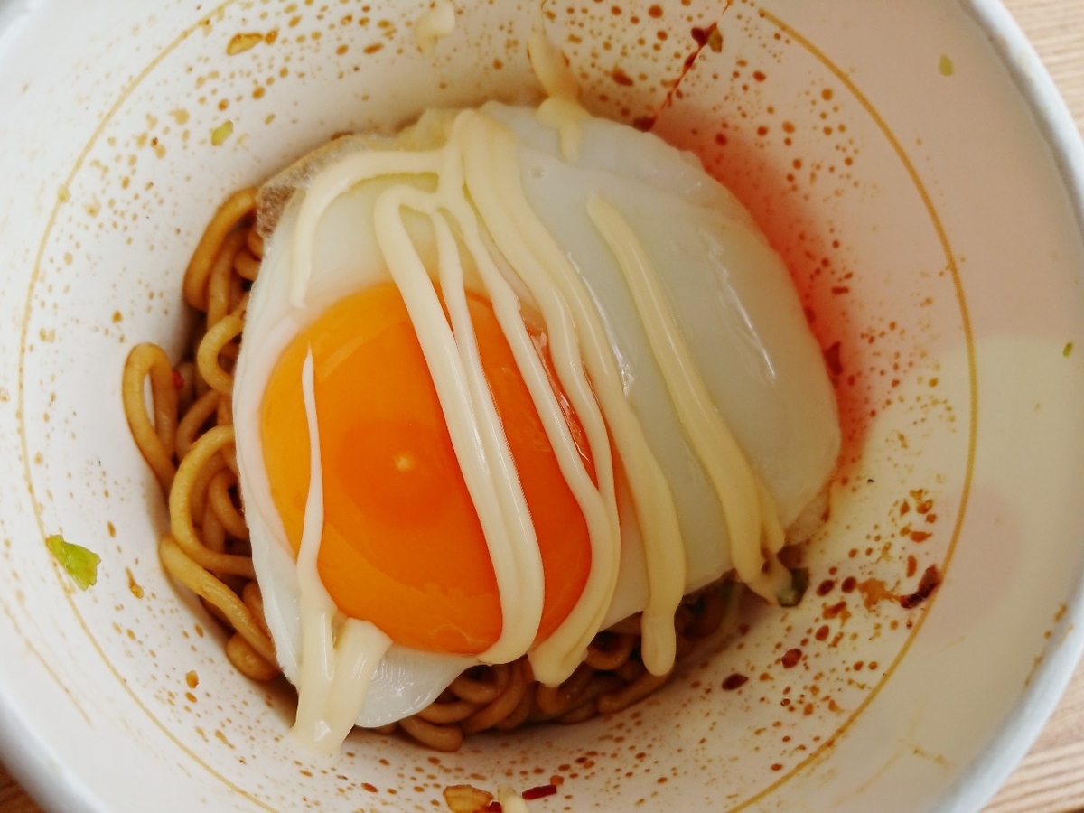 焼きそばに目玉焼きトッピング