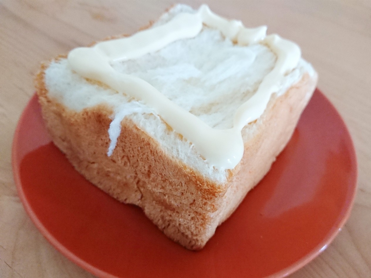 食パンをマヨネーズで囲む