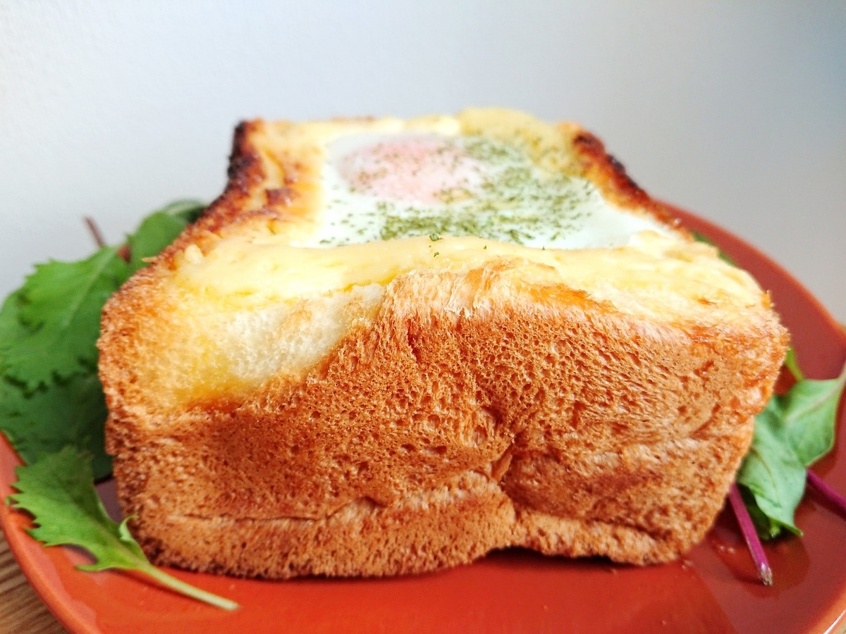 目玉焼きがのった分厚い食パン