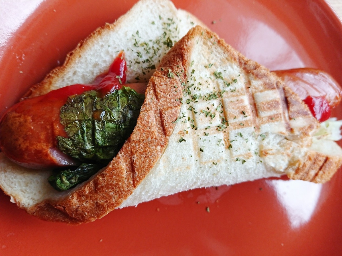 f:id:oomametomame:20190808145717j:plain 食パンでフランクフルトを挟んだホットドッグ