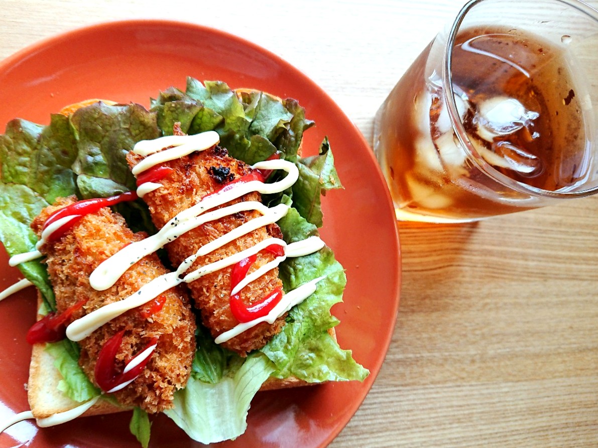 f:id:oomametomame:20190815132124j:plain ささみチーズフライがのったトースト