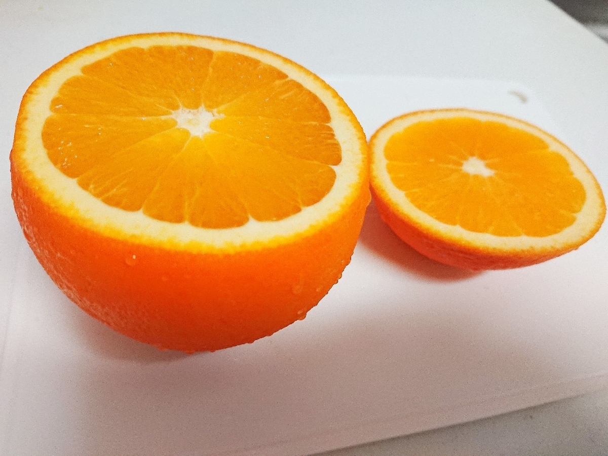 f:id:oomametomame:20190821193904j:plain 2つに切ったオレンジ
