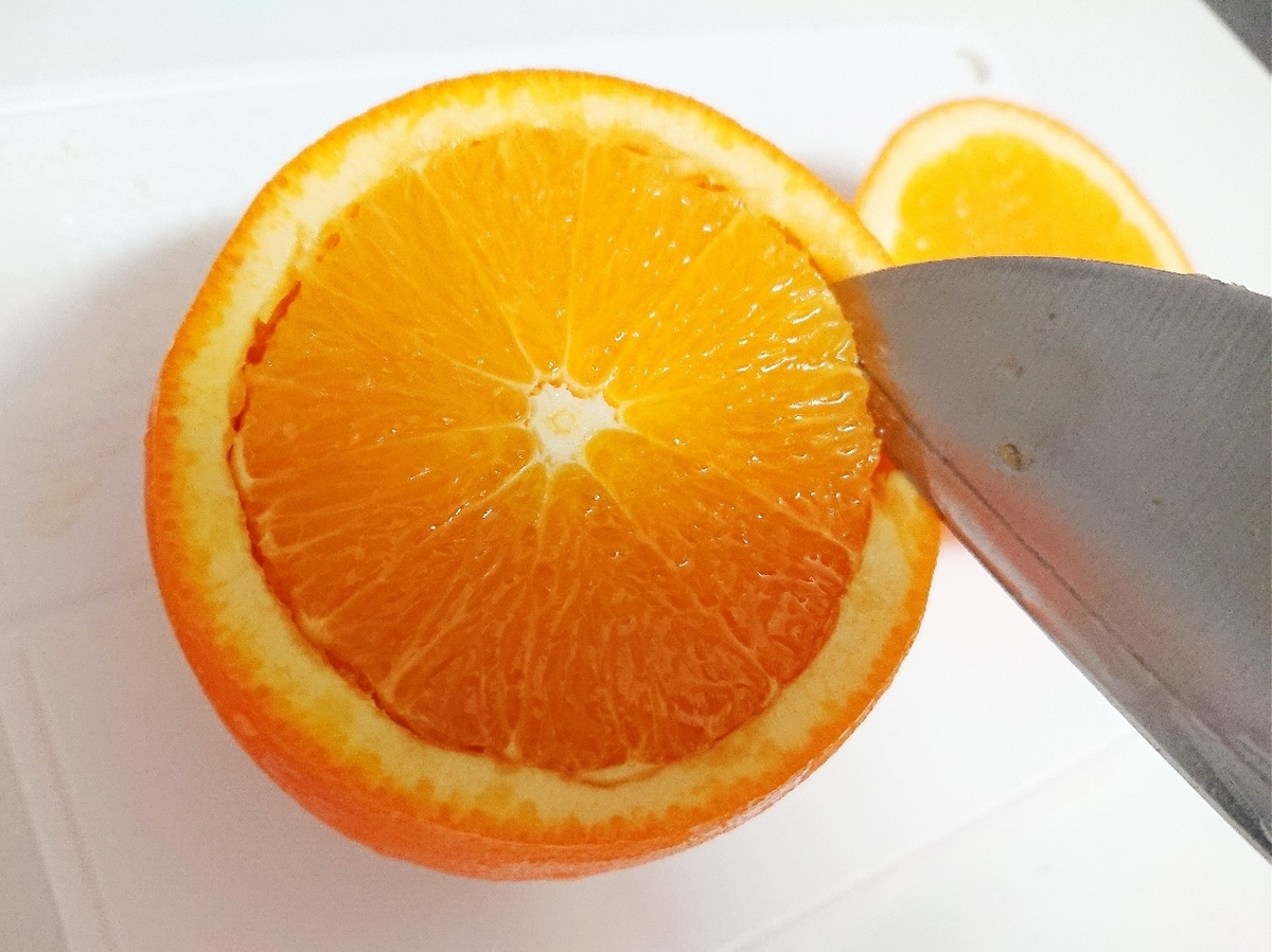 f:id:oomametomame:20190821194139j:plain オレンジの外周に包丁で切込みを入れる