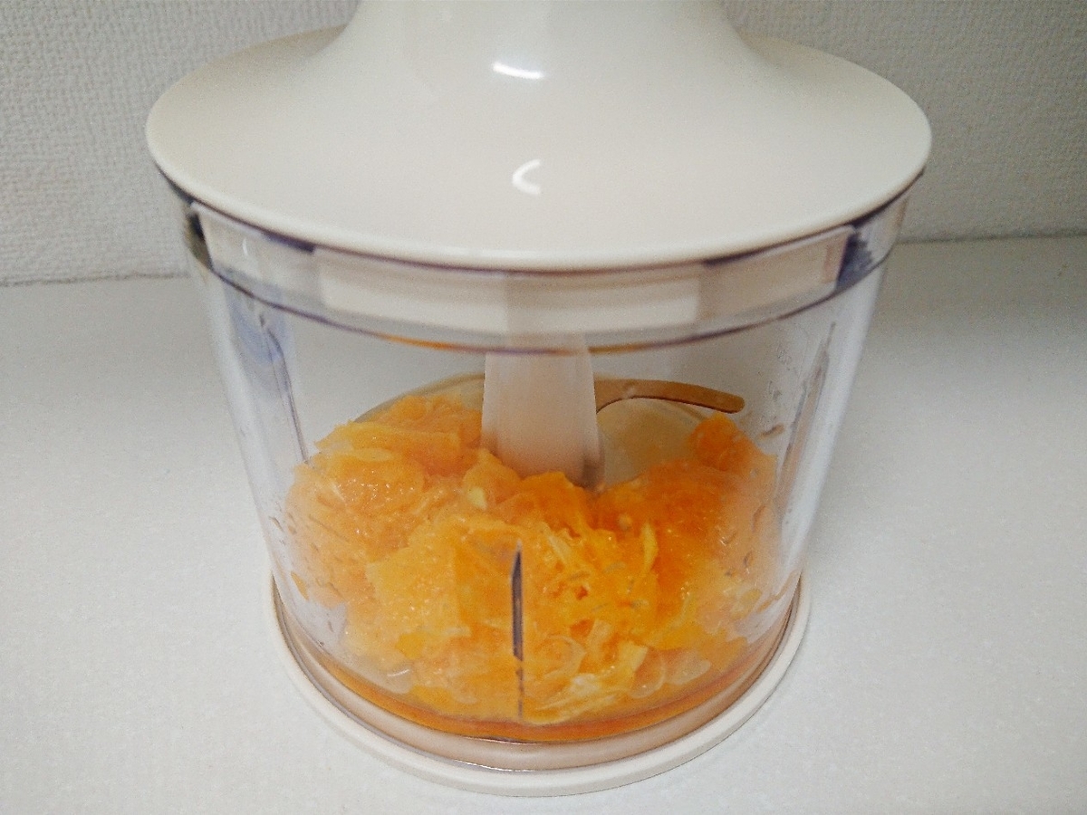 f:id:oomametomame:20190821194219j:plain オレンジの果肉をミキサーにかける