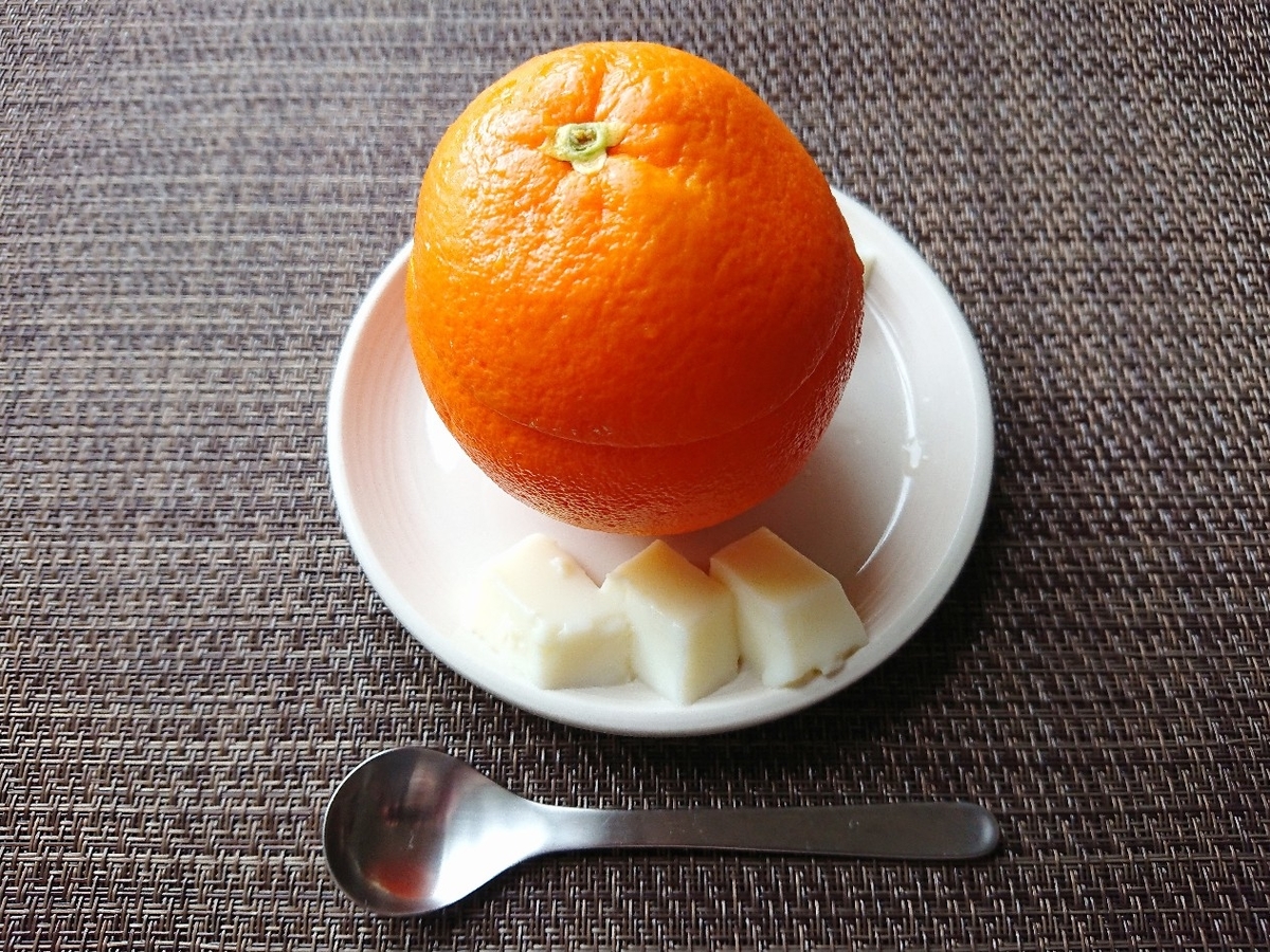f:id:oomametomame:20190821194914j:plain お皿にオレンジがのっている