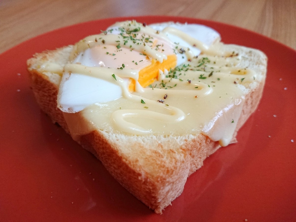チーズと目玉焼きがのったトースト