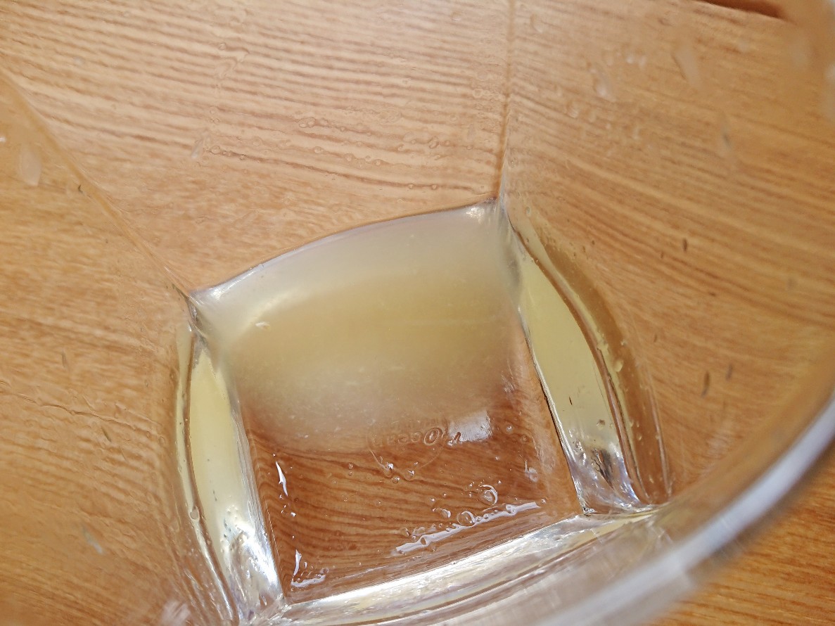 f:id:oomametomame:20190919133320j:plain 果汁が入ったグラス