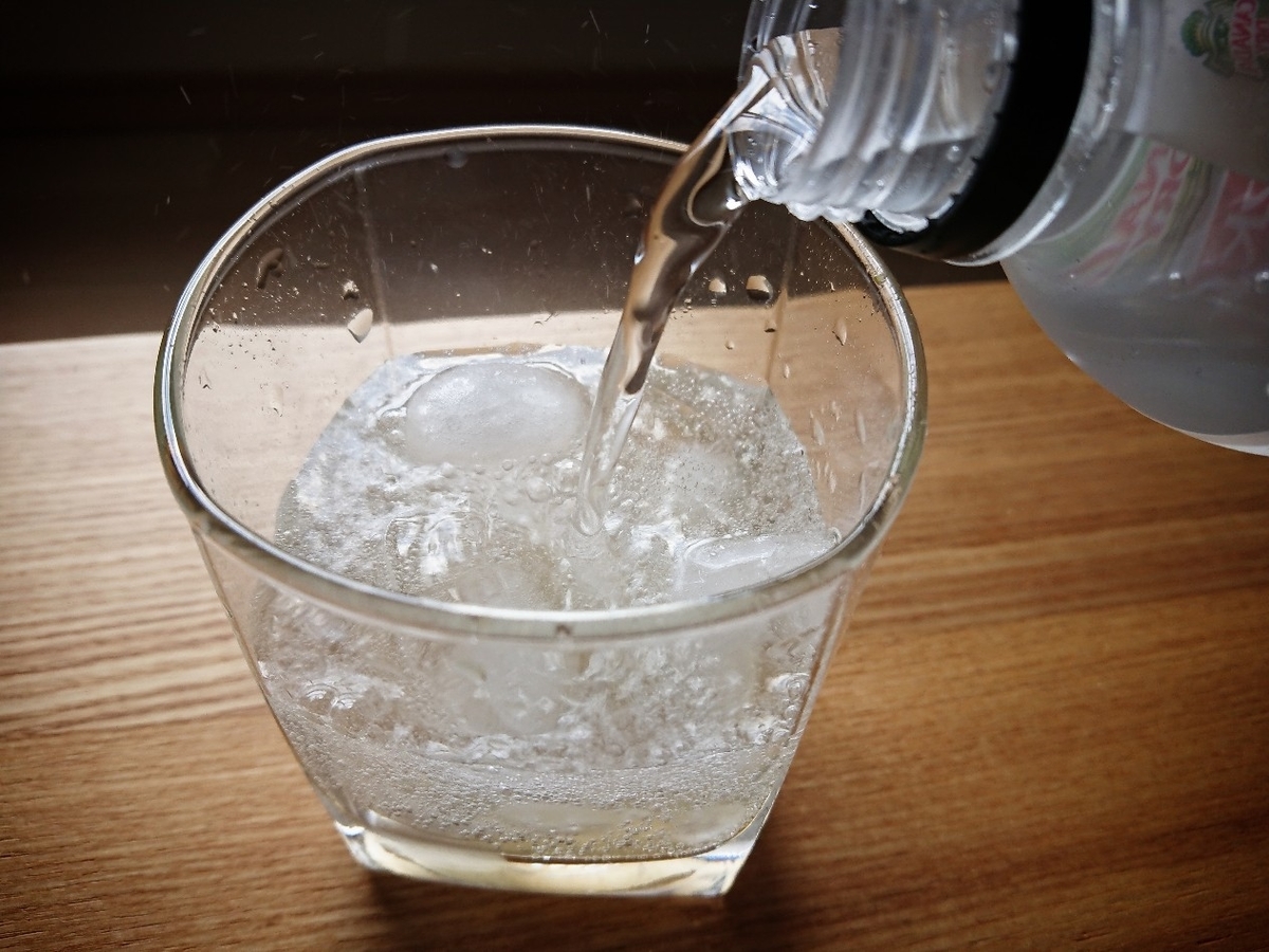 f:id:oomametomame:20190919133351j:plain グラスに炭酸水を注いでいる