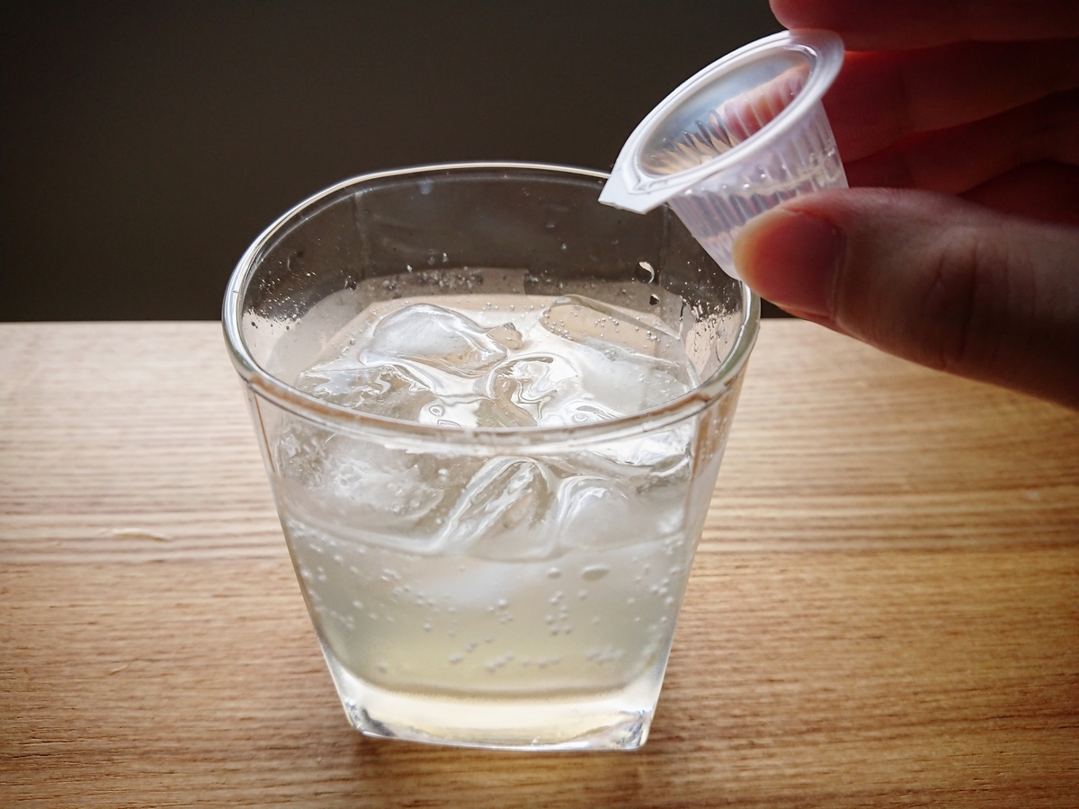 f:id:oomametomame:20190919133442j:plain コップにガムシロップを入れる様子