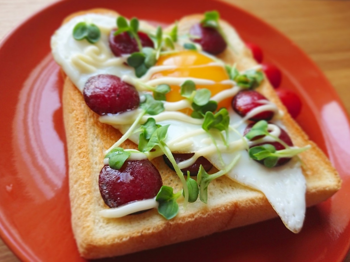 f:id:oomametomame:20190919232135j:plain 目玉焼きとカルパスがのったトースト