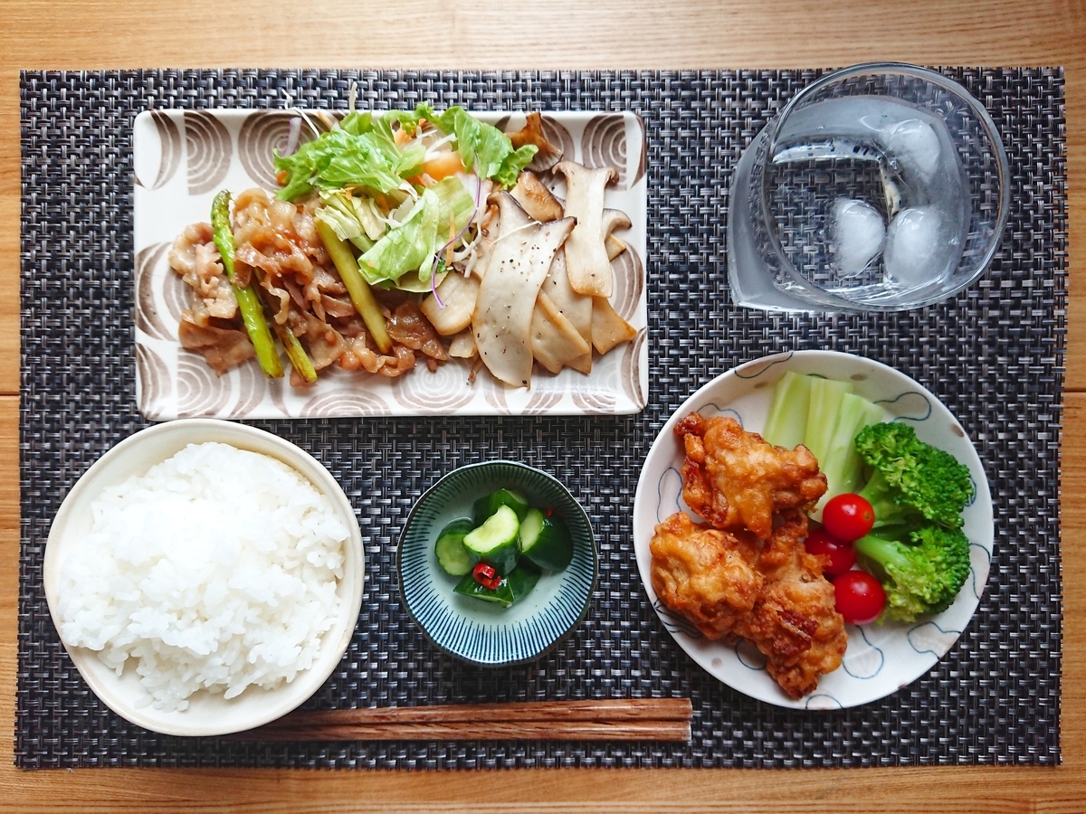 ご飯 唐揚げ 豚バラ炒め エリンギソテー サラダ