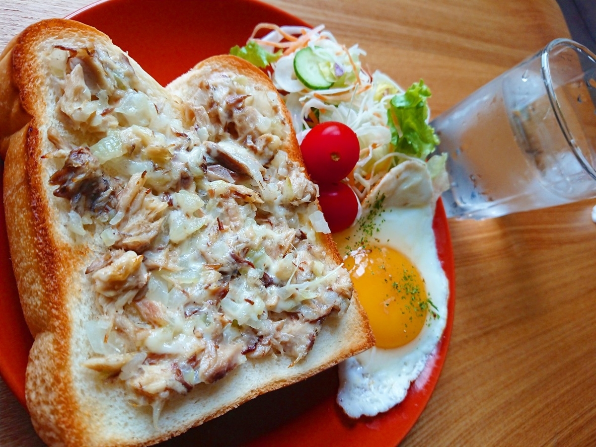 サバマヨトースト 目玉焼き サラダ 水