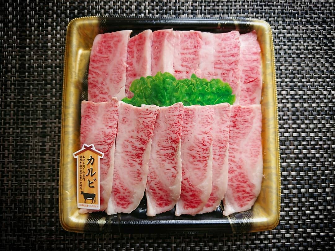 脂がのったカルビ生肉