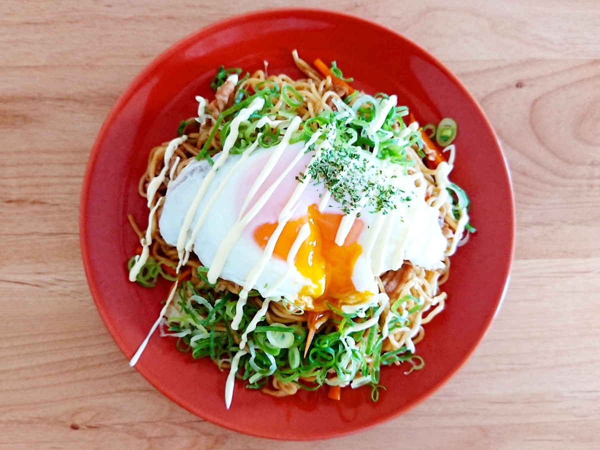 目玉焼きがのった焼きそば