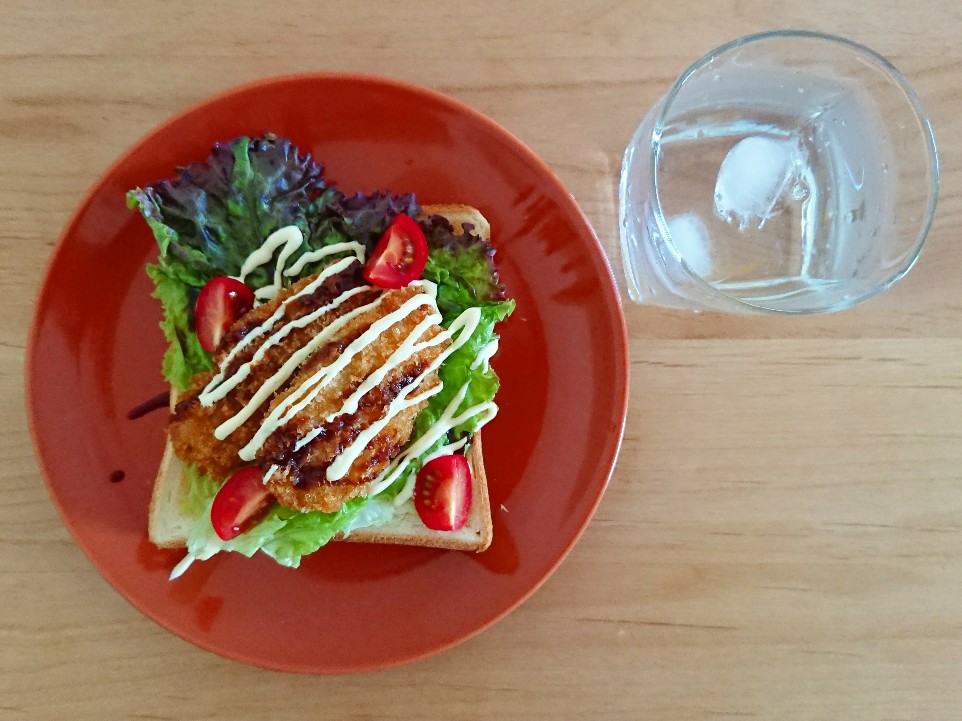 ササミフライと野菜がのったトースト　水