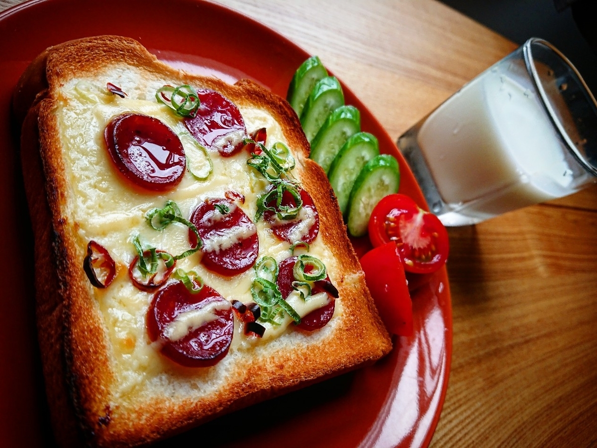 カルパスとチーズがのった食パン　野菜　牛乳