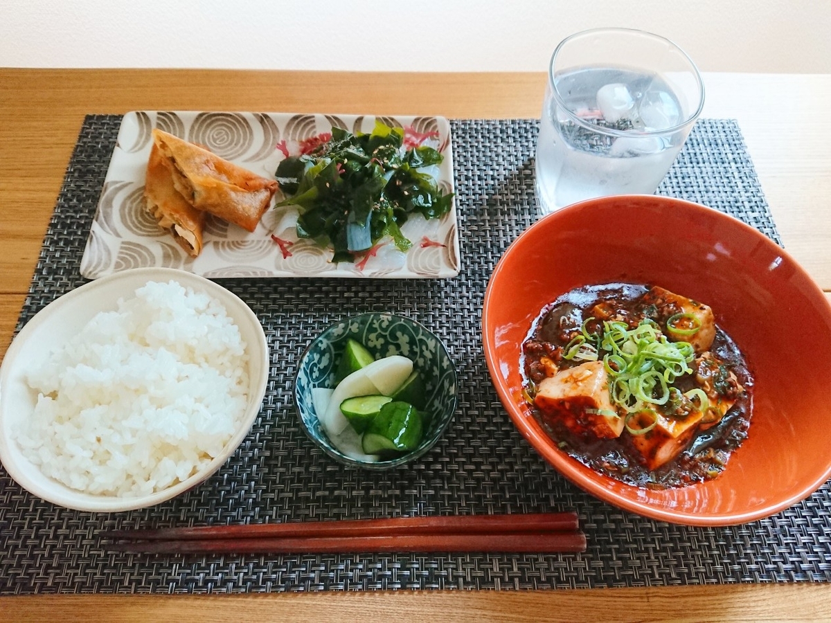 ご飯　麻婆豆腐　春巻き　海藻サラダ　漬物　水