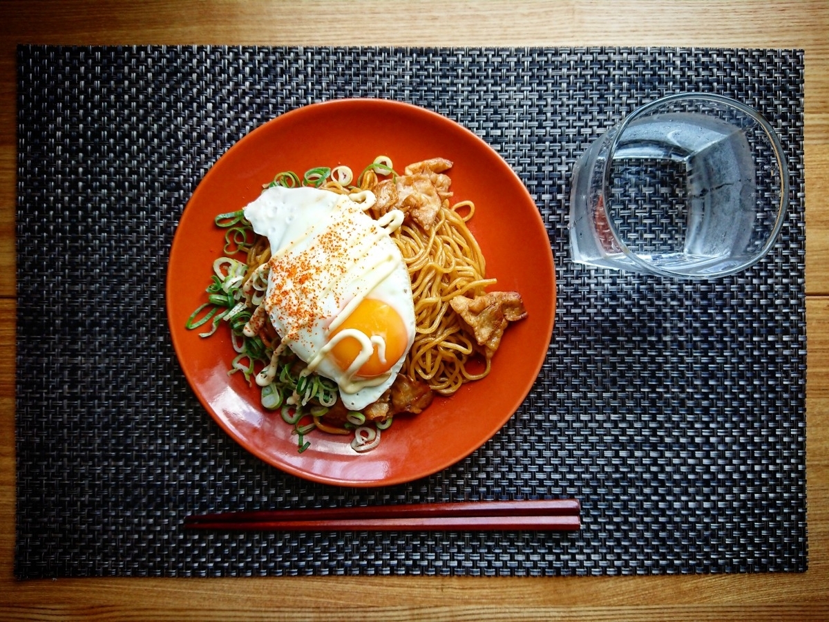 目玉焼きとネギがのった焼きそば