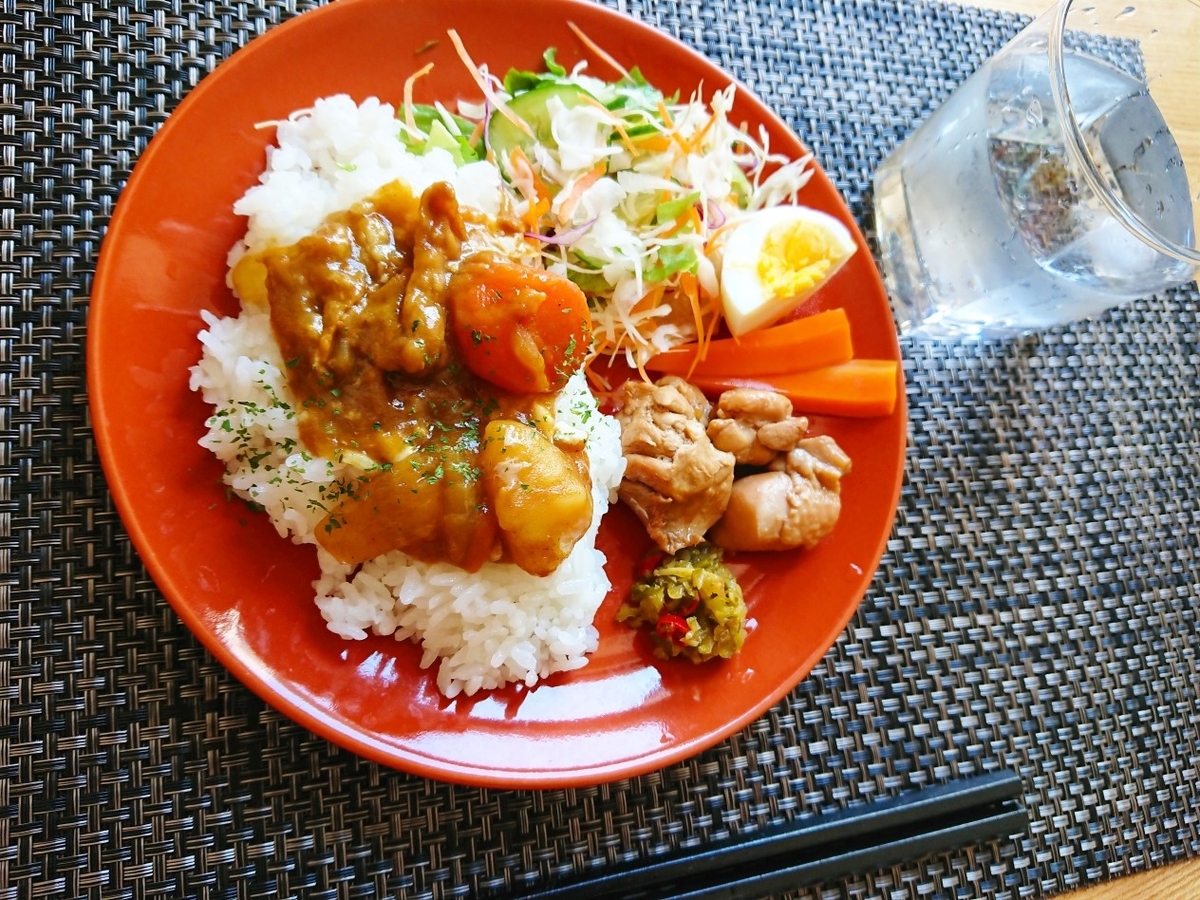 カレーライス 鶏肉 サラダ ゆで卵