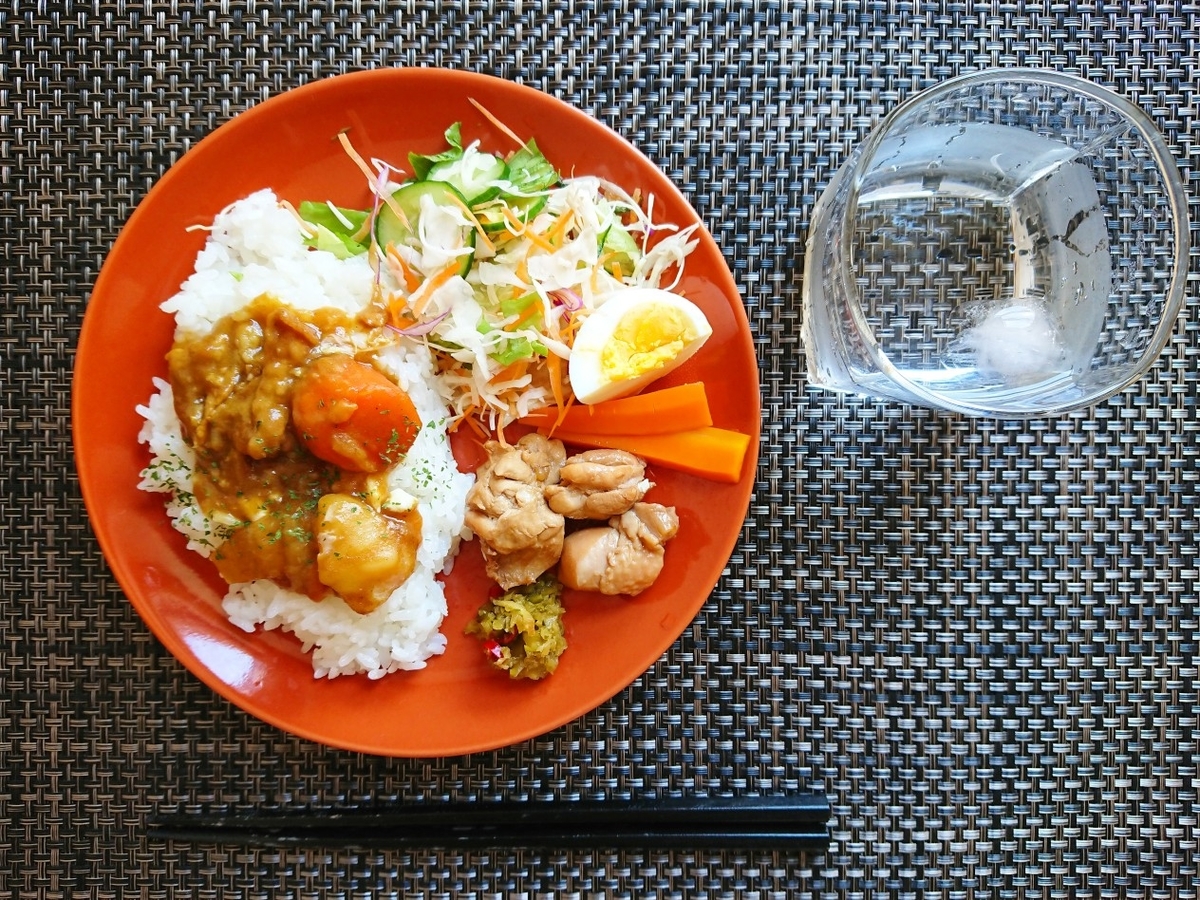 カレーライス 鶏肉 サラダ ゆで卵