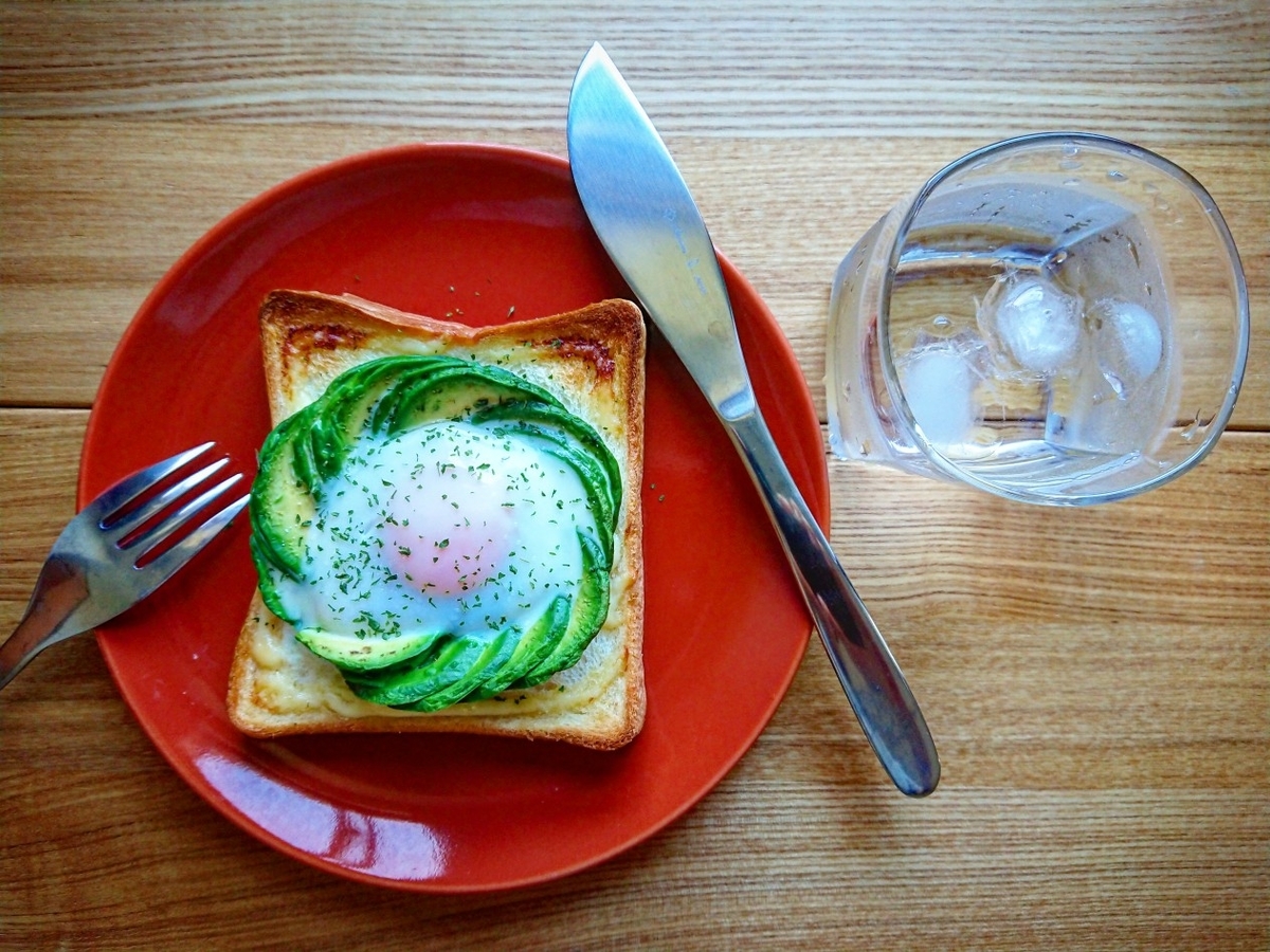 華やかなお花アボカドエッグトースト ワンプレート朝ごはんレシピ おうちごはんストーリー