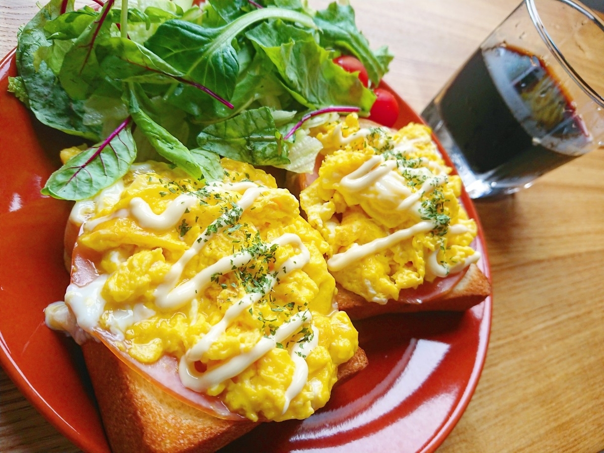 ふわとろスクランブルエッグで作るハムエッグマヨトーストの作り方 朝ごはんレシピ おうちごはんストーリー