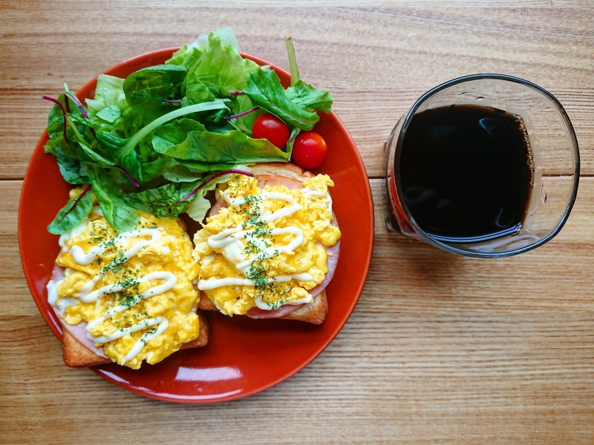 スクランブルエッグとハムがのったトースト サラダ コーヒー